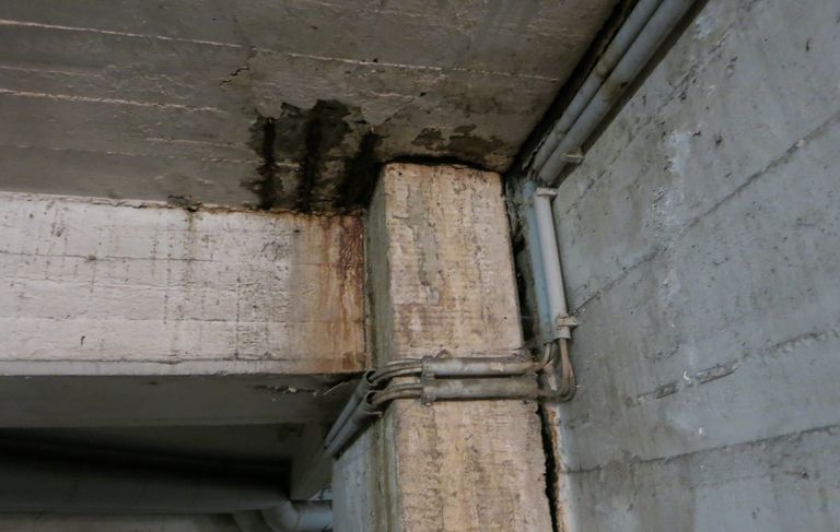 Undichte Dehnfuge und schäden am Beton